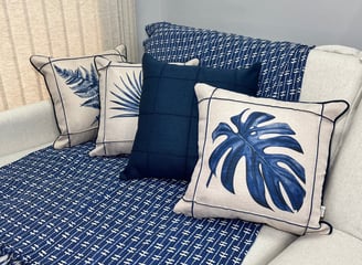 manta azul grande e amofadas em azul drapeado