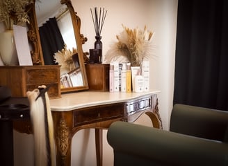 Gemütliche Salonatmosphäre mit barockem Frisiertisch und Frieseierstuhl.