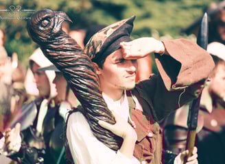 béret unique porté par un homme se protégeant du soleil