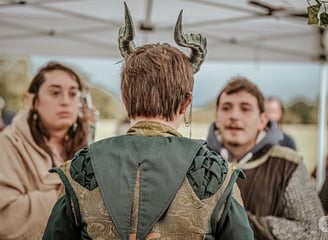 Création unique faite pour un dragon vert dont le costume présente des ailes et écailles