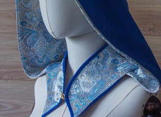 Capuche bleue aux motifs royaux