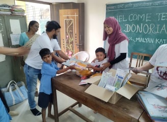 donoriam team with school children