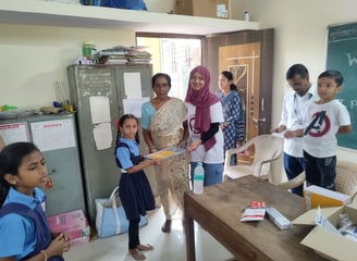 donoriam team with school children