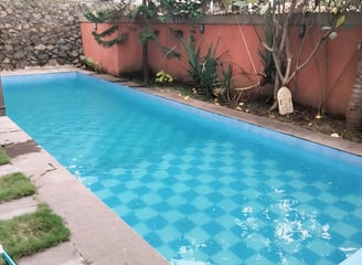 Desain kolam renang sederhana di halaman rumah oleh dayanapool.