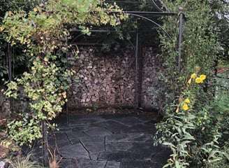 Bluende_pracht_im_Garten_Natursteinarbeiten_gartenplatten