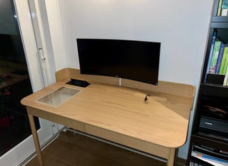 installatie beeldscherm tv ophangen stopcontact inbouwen ikea bureau