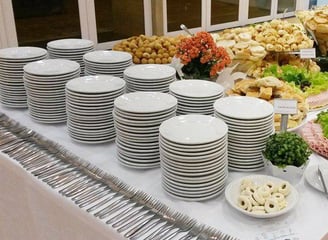 Locação de pratos, talheres, copos, toalhas e muito mais.