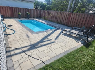 Contour-pour-piscine-creuse-pavé-uni-Montérégie