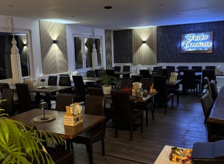 Bir Restoranın Modernizasyonu – Şık Duvar Tasarımı ve Atmosferik Aydınlatma