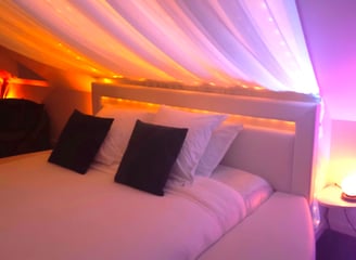 chambre romantique en bretagne avec son sofa tantra