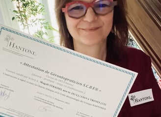 Diplôme de Magali STrassel Gérontopraticienne en soins e confort et bien-être pour personnes âgées