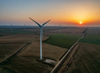 un mulino a vento con tramonto sullo sfondo