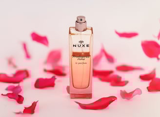 Photographie retouché avec de l'ia d'un parfum floral