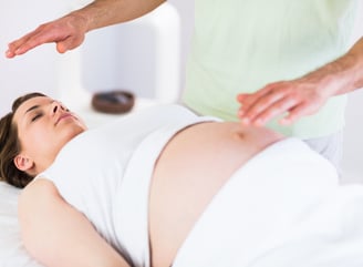 sesión de reiki con manos
