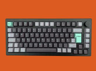 schwarze Tastatur, mehrfarbiges Keyboard, deutsches Tastaturlayout, schönes Design
