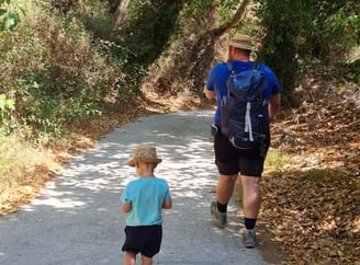 Vater und Sohn beim Wandern