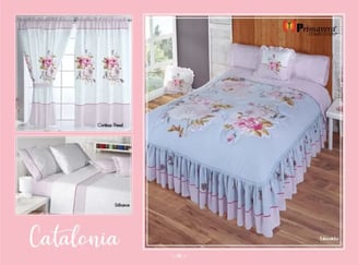 Edrecolcha rosa modelo Catalonia de la marca Colchas Primavera con su conjunto de cortinas y sabana.