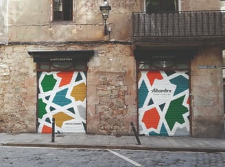 Graffiti en cierre metálico. Para la campaña publicitaria de Cervezas Alhambra (Grupo Mahou).