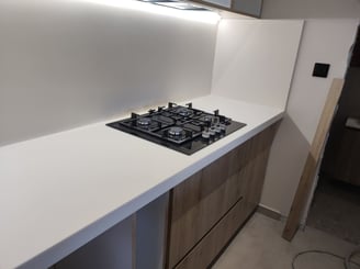 ΠΑΓΚΟΣ ΚΟΥΖΙΝΑΣ CORIAN ΜΕ ΕΣΤΙΕΣ ΥΓΡΑΕΡΙΟΥ