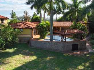 Exklusives Anwesen in Independencia – 4000 m² Grundstück mit Wohnhaus, Pool und Gästeapartment