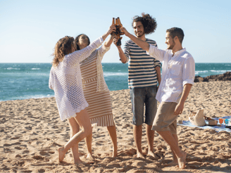 glückliche Solo Alleinreisende am Strand