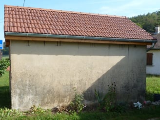 Façade d'un petit bâtiment avant sa restauration en peinture