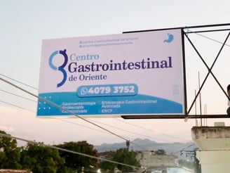 Rótulo luminosa tipo bandera con iluminación para visibilidad 24/7 en exteriores.