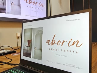 Imagem de um computador com projeto do escritório da Aborin Arquitetura em Porto Feliz