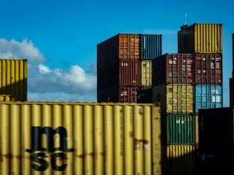 CONTAINERS EMPILHADOS A VENDA