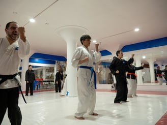 adultos entrenando karate en narvarte sharks academy training and martial arts