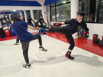 Sensei David practicando point fighting en narvarete en sharks academy