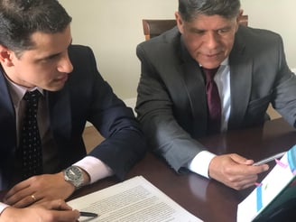 Advogados estudando um caso de ação penal, ação cível, ação imobiliária e ação trabalhista