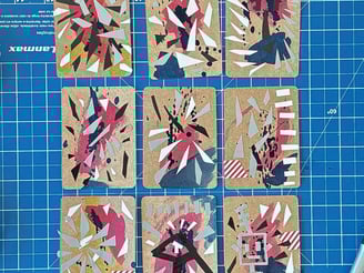 série inverno 25, nove peças em papel craft, ecoline e fitas adesivas, cada uma com aproximadamente 6,3 x 8,8 cm.
