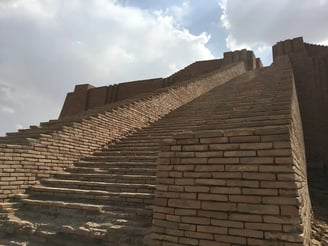 la ziggurat d'Ur est une pyramide à degrés