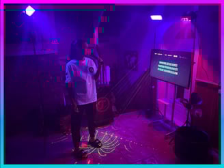 Mergina dainuoja karaoke 