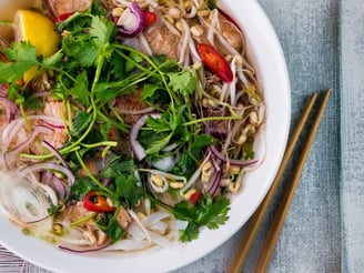 a bowl of noodles with noodle, vegan-meat and vegetables