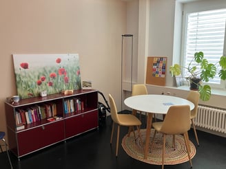 Praxisraum Tisch