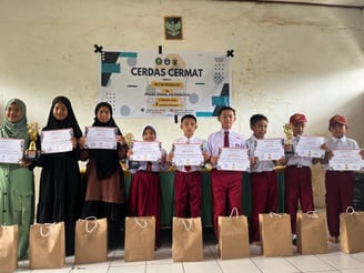 Foto bersama seluruh peserta lomba cerdas cermat desa tabbinjai