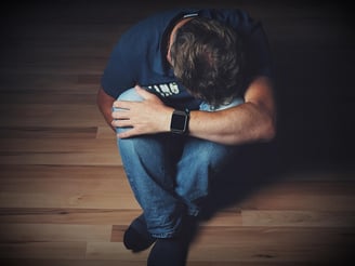 un homme prostré et bloqué par ses croyances limitantes