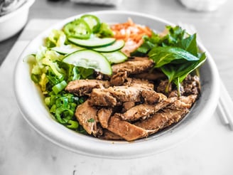 Peito de frango grelhado e salada de folhas verdes