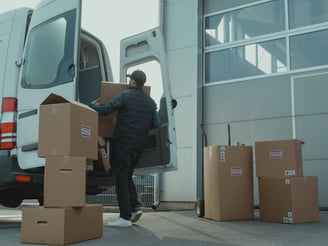 Foto di Tima Miroshnichenko: https://www.pexels.com/it-it/foto/uomo-persona-persone-auto-6169056/