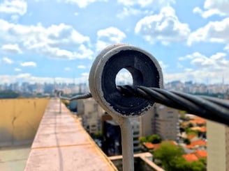 para-raio com céu ao fundo