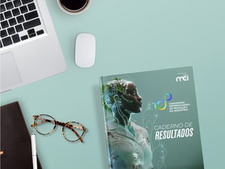 Imagem de uma mesa vista de cima com um produto jornalístico em destaque