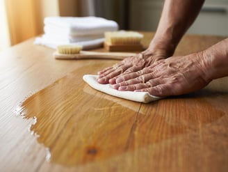 Aprenda cuidados diários simples para preservar o acabamento de móveis antigos e mantê-los sempre bo