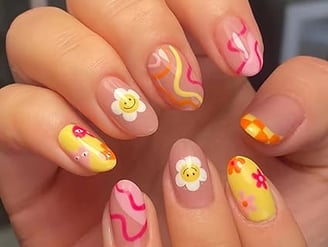 Uñas de flores con líneas geométricas