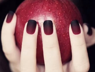 Uñas ombre en tonos oscuros