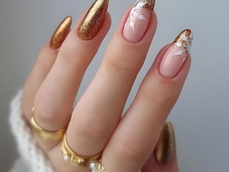Uñas doradas con copos de nieve