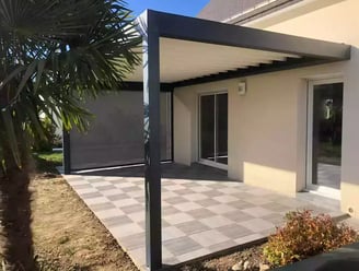 Pergola bioclimatique en aluminium gris anthracite 