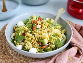 Kom met pastasalade