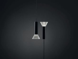 Lámpara suspendida LANTER con doble difusor de vidrio y cuerpo central negro en ambiente oscuro